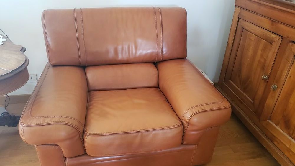 Canap&eacute; et 2 fauteuils en cuir. Meubles