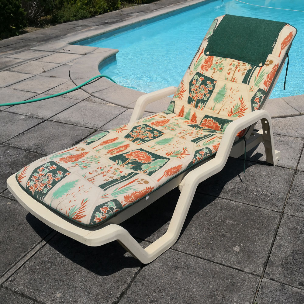 tr&egrave;s confortable lit de piscine et matelas en excellent &eacute;tat Jardin