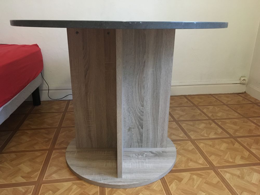 Table ronde solide, jolie et r&eacute;sistante! Meubles