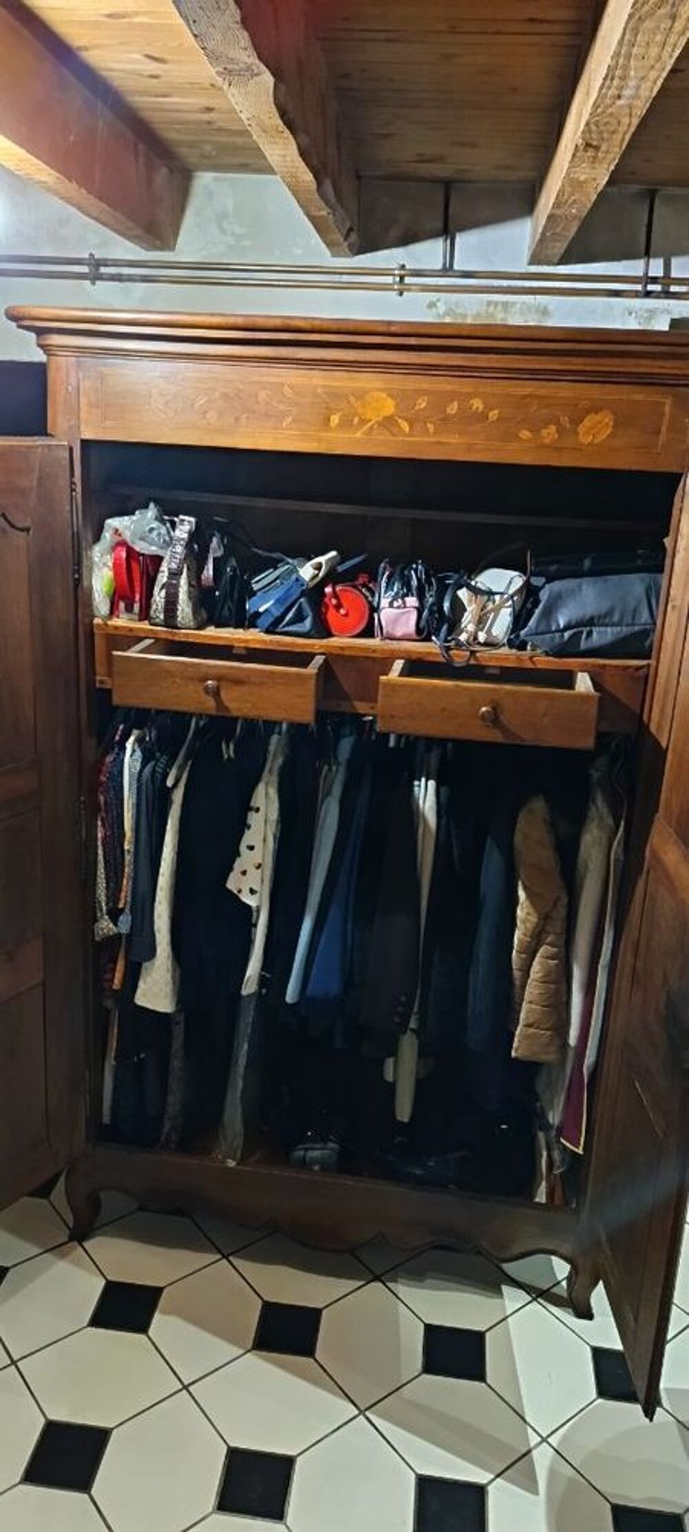 Armoire r&eacute;gency noyer massif Meubles