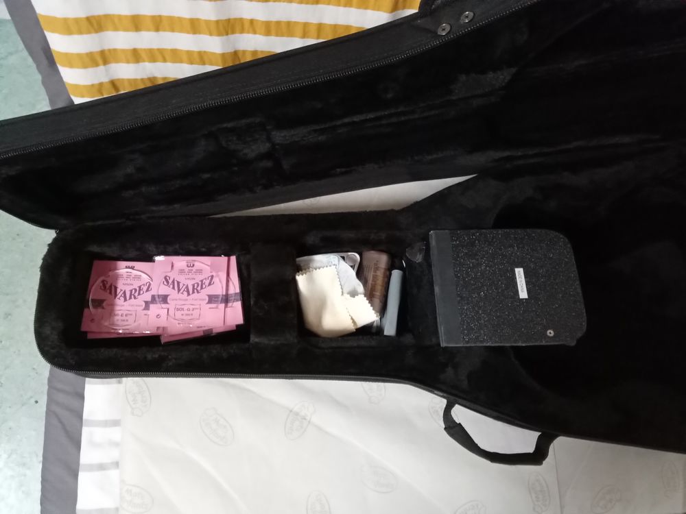 Guitare classique et son etui Instruments de musique