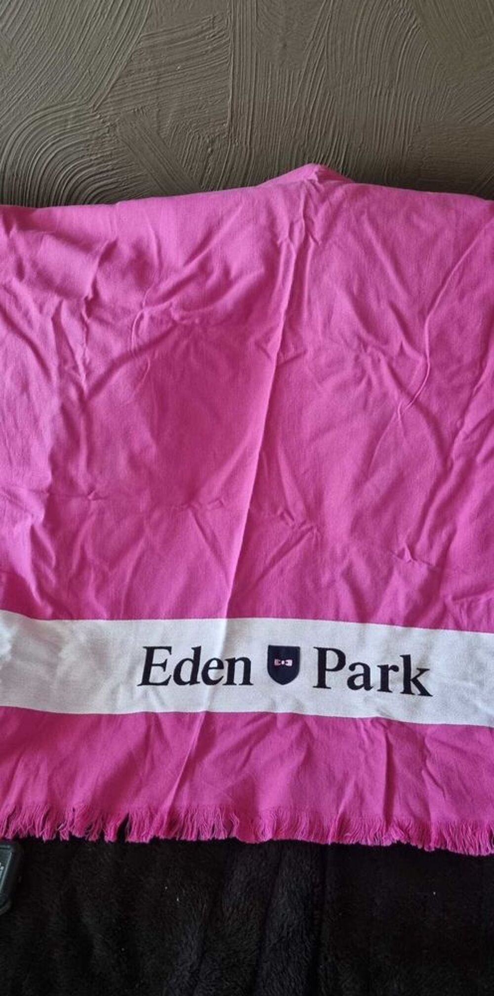 Fouta rose et blanche. Marque Eden Park Vtements