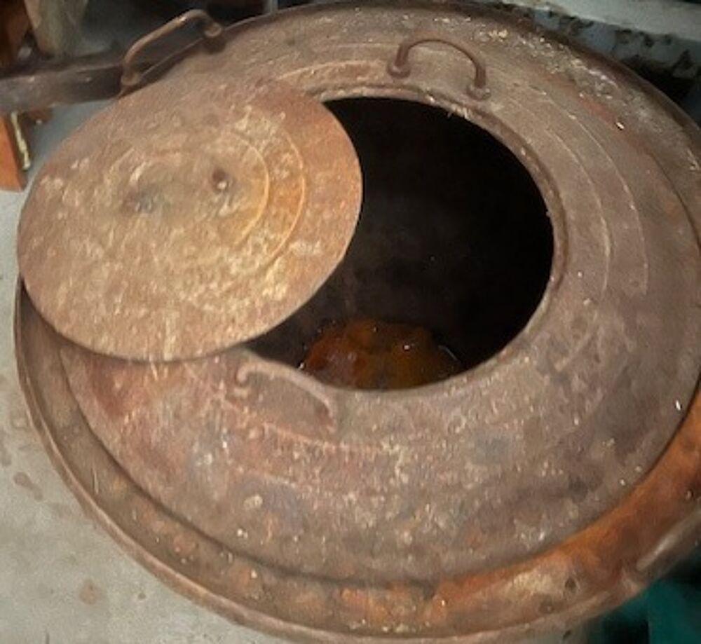 Grande "po&euml;llone" en fonte pour la cuisine du Cochon 