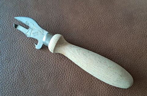 ancien ouvre-boite METEOR 
en m�tal et bois 
Made in France  5 Carnon Plage (34)