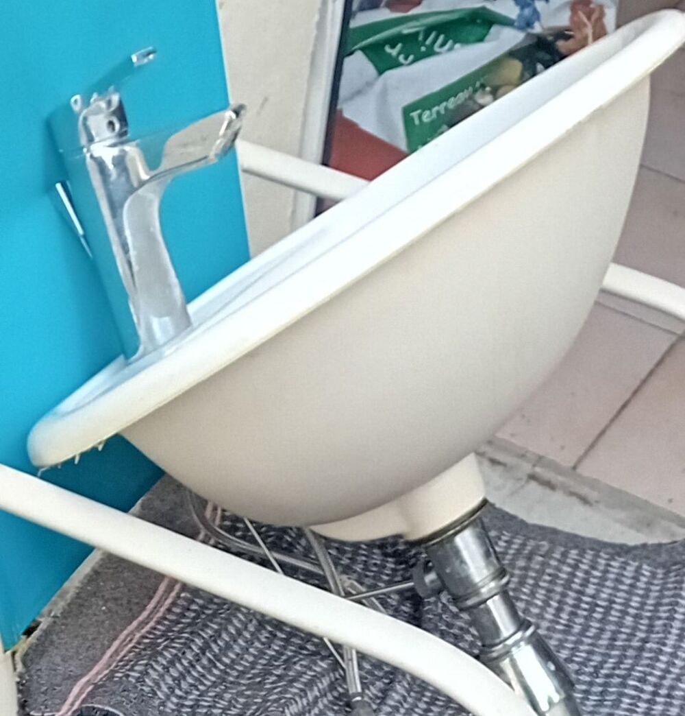 Lavabo blanc 
Meubles