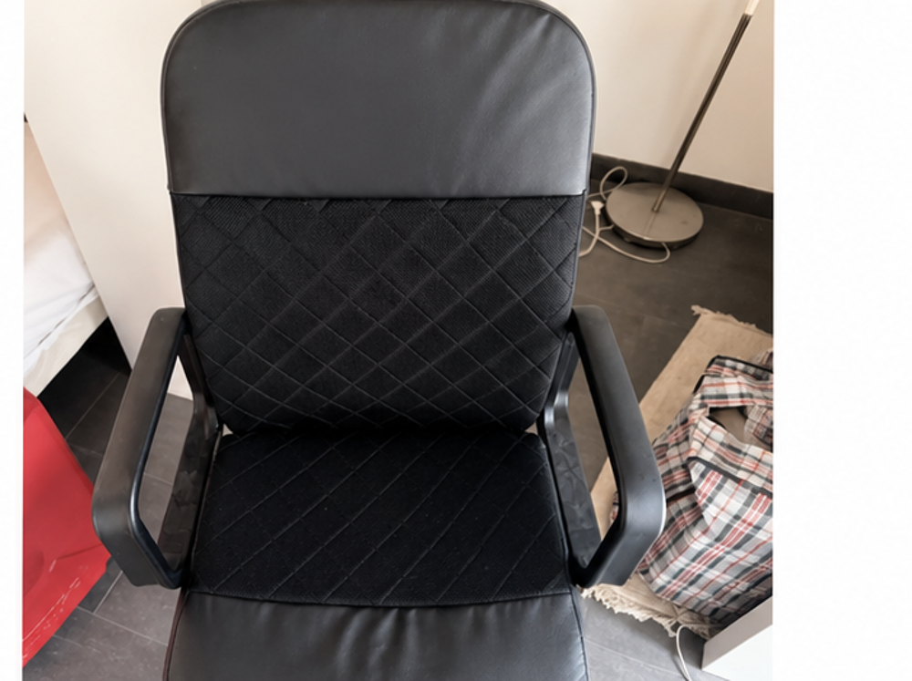 Chaise de bureau noire &agrave; roulettes, confortable en bon &eacute;tat Meubles