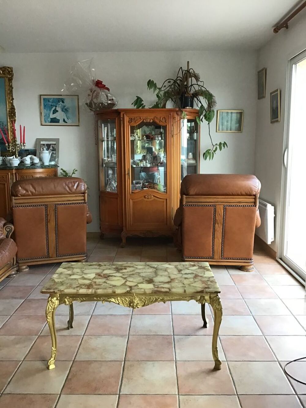 Belle Table de salon Louis XV dor&eacute;e, dessus marbre Meubles