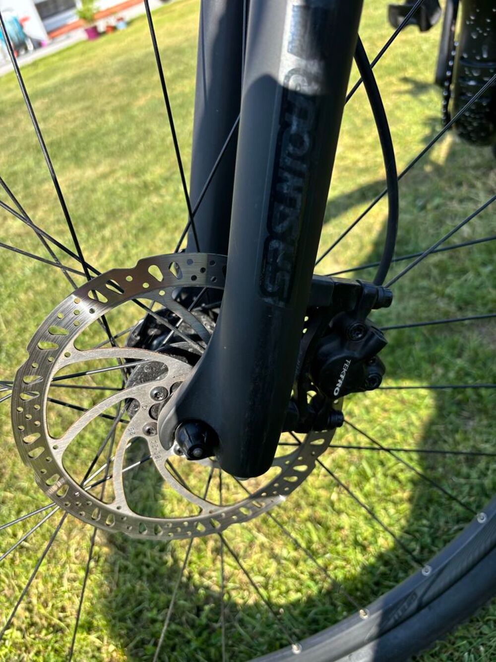 VTT &eacute;lectrique Giant bleu Vélos