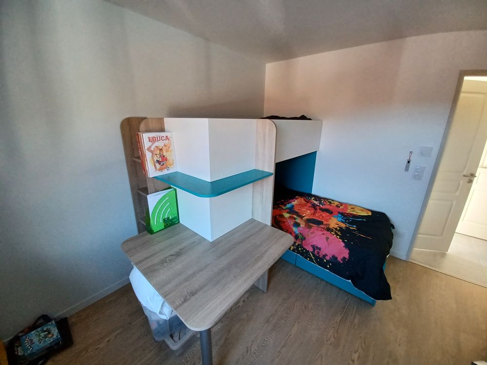 Bloc 2 Lits superpos&eacute;s avec 2 bureaux, penderie, &eacute;tag&egrave;res Mobilier enfants