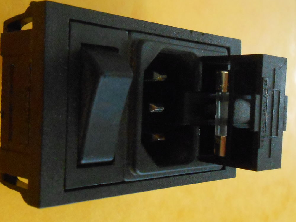 PRISE D'ALIMENTATION AVEC INTERRUPTEUR ET FUSIBLE (32) Bricolage