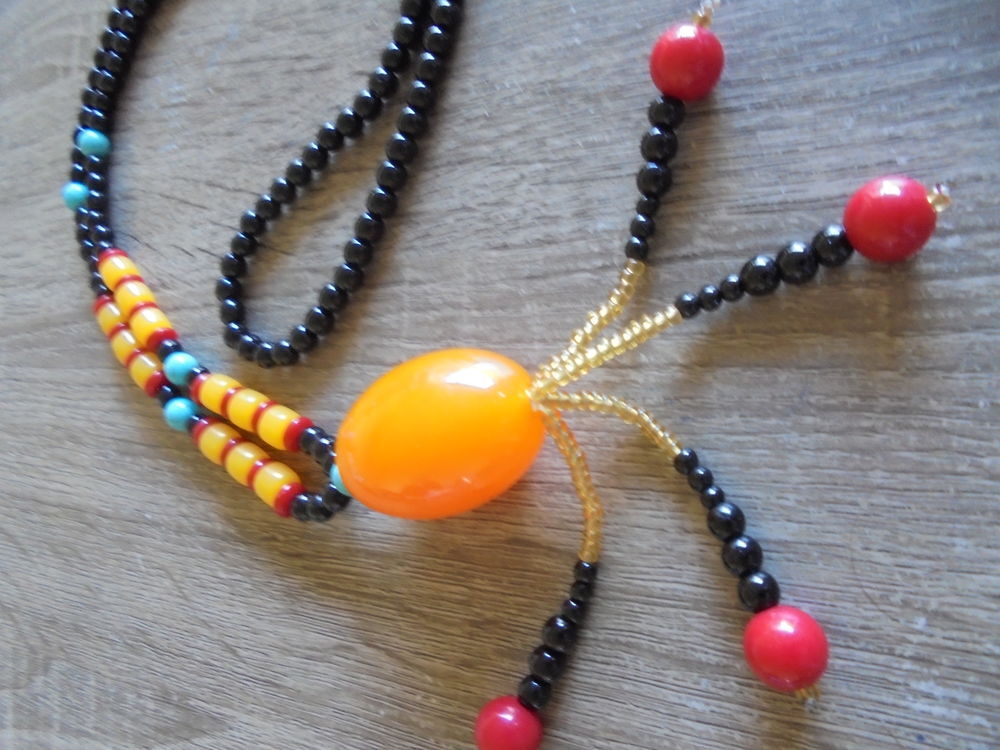 Collier perles orange et noires (28b) Bijoux et montres
