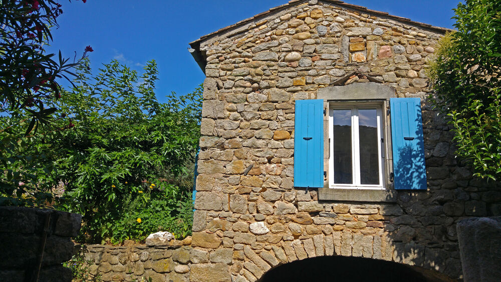   Petit mazet en pierres nich au c?ur du village typique de  Rhne-Alpes, Chambonas (07140)