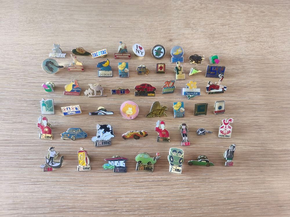 Lot de 49 pin's de tout univers + support 