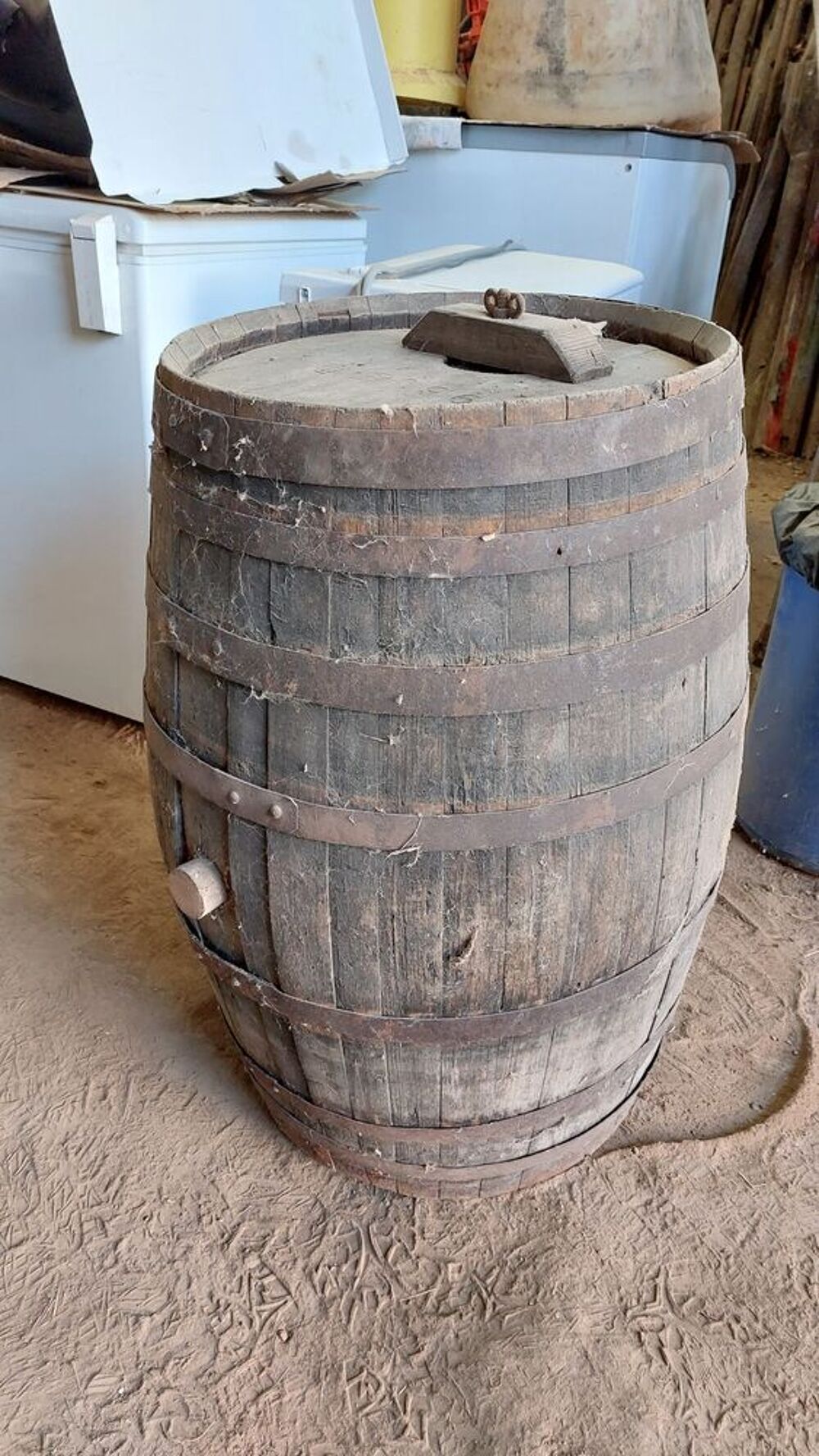 ancien tonneau bois 90cm haut pour d&eacute;co Décoration