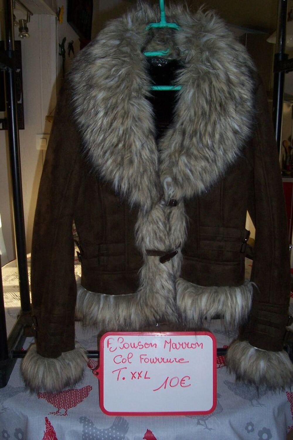  Blouson col fourrure
T Vêtements