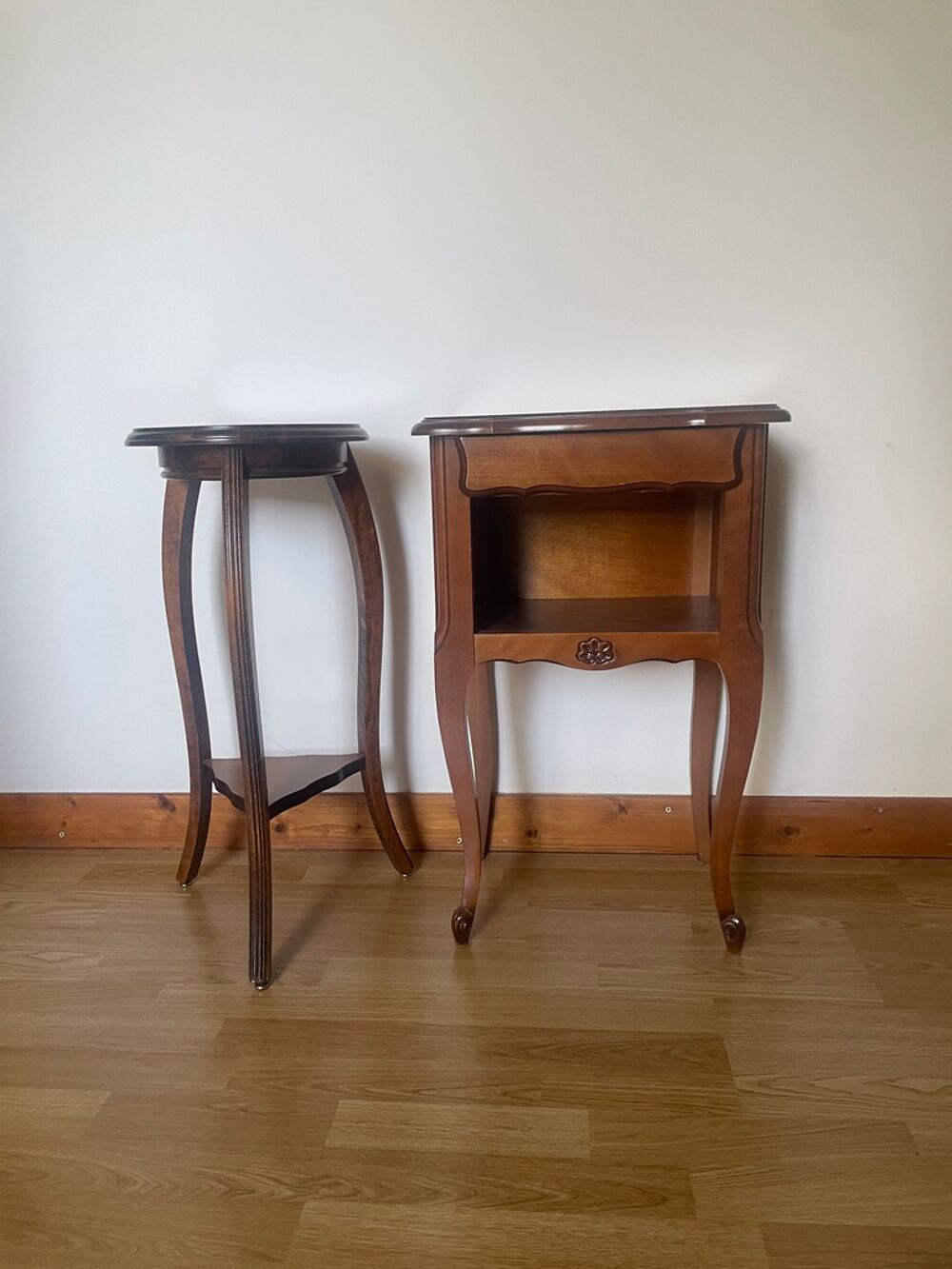 Table de chevet louis 15 en merisier.
Meubles