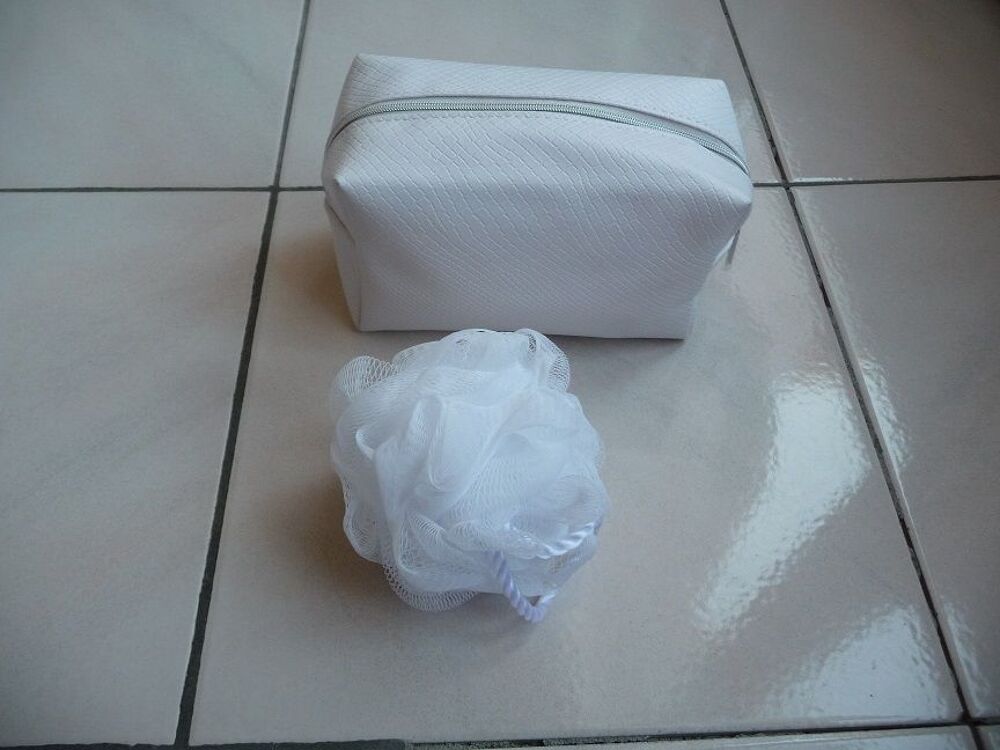 Trousse blanche et fleur de douche - NEUVES Maroquinerie