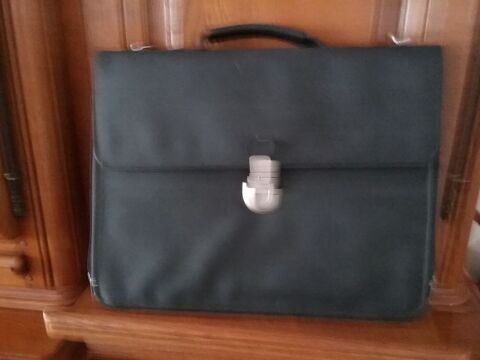 Cartable synthetique noir, 25 Montarnaud (34)