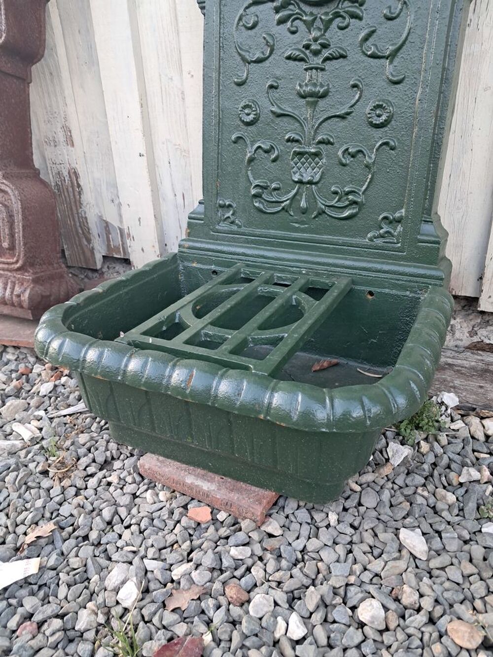 Fontaine murale en fonte, r&eacute;&eacute;dition d'ancien Jardin