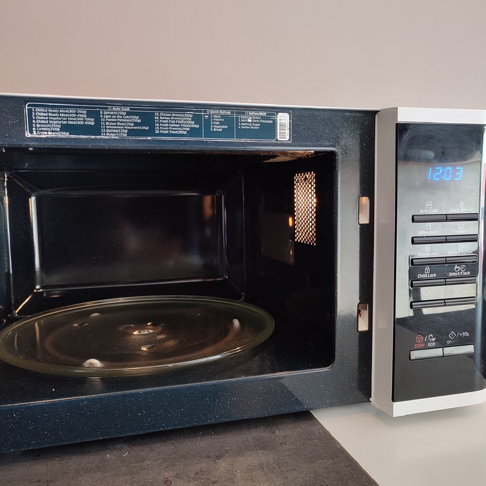 Four Micro-ondes Samsung 23litre 800Watt Electrom�nager