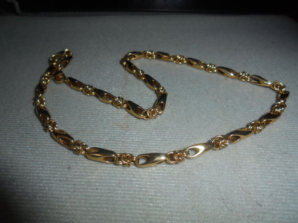 collier en m&eacute;tal dor&eacute; , Bijoux et montres