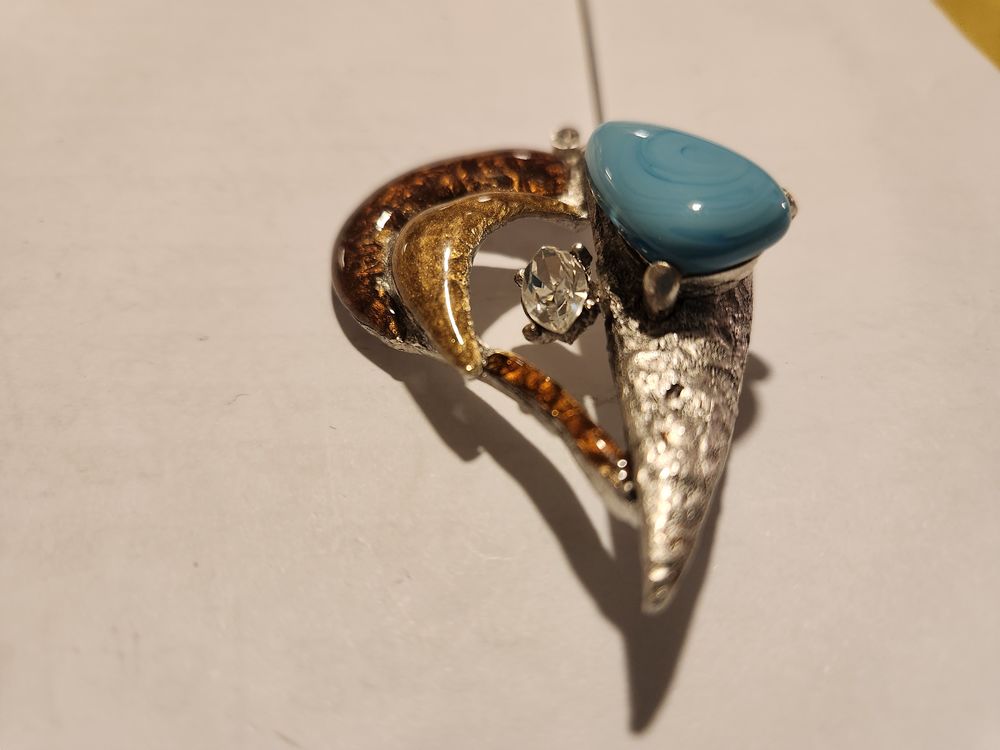 Pique &agrave; chapeau C?ur argent&eacute; &eacute;maill&eacute; strass cabochon bleu Bijoux et montres