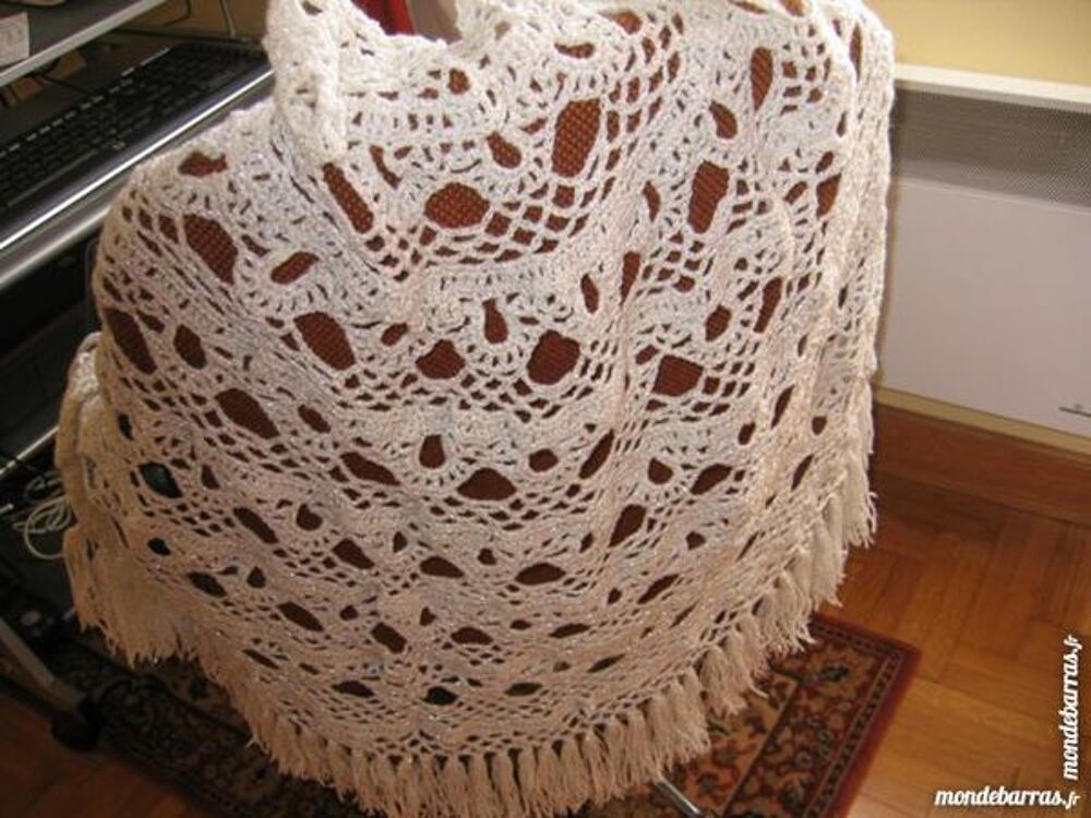 Ch&acirc;le au crochet Vêtements