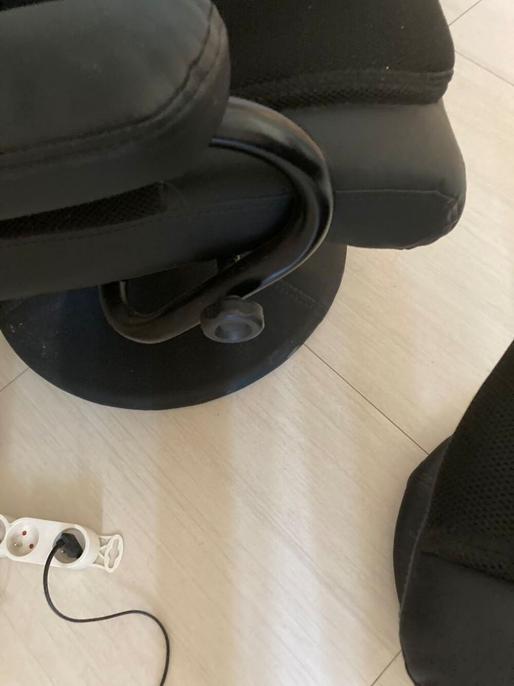 2 FAUTEUILS + 2 POUFS ASSORTIS Meubles