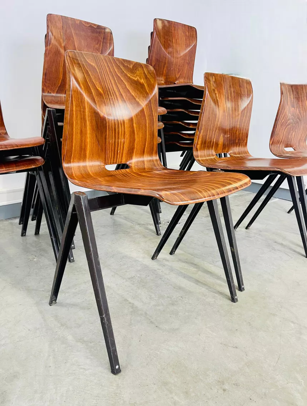 Lot de 15 chaises Galvanitas S22 bois couleur ch&ecirc;ne Pays Bas Meubles
