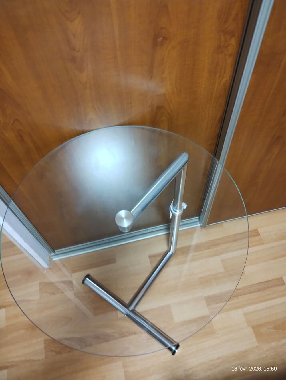 petite table en verre ronde r&eacute;glable
Diam&egrave;tre 40 cm Meubles