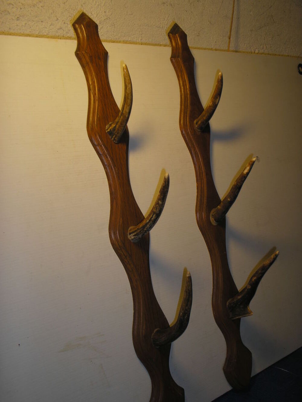 PORTE FUSILS EN BOIS ET CORNES, POUR CHASSEUR. Décoration