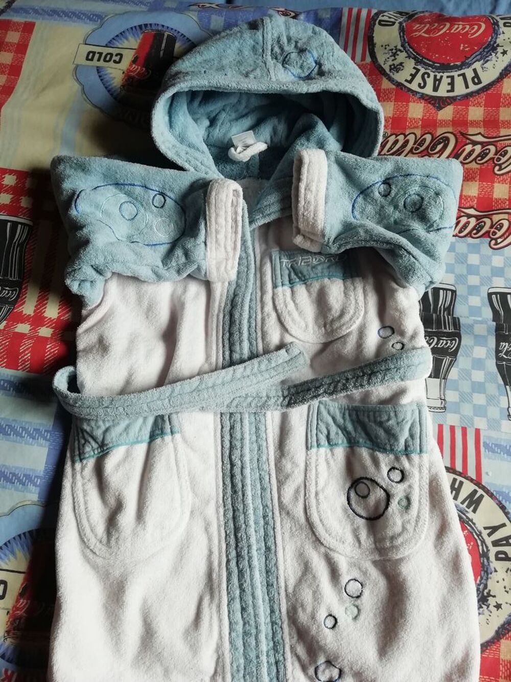 peignoir gar&ccedil;on 3 ans blanc bleu ciel
3 ans tr&egrave;s bon &eacute;tat
Vtements enfants