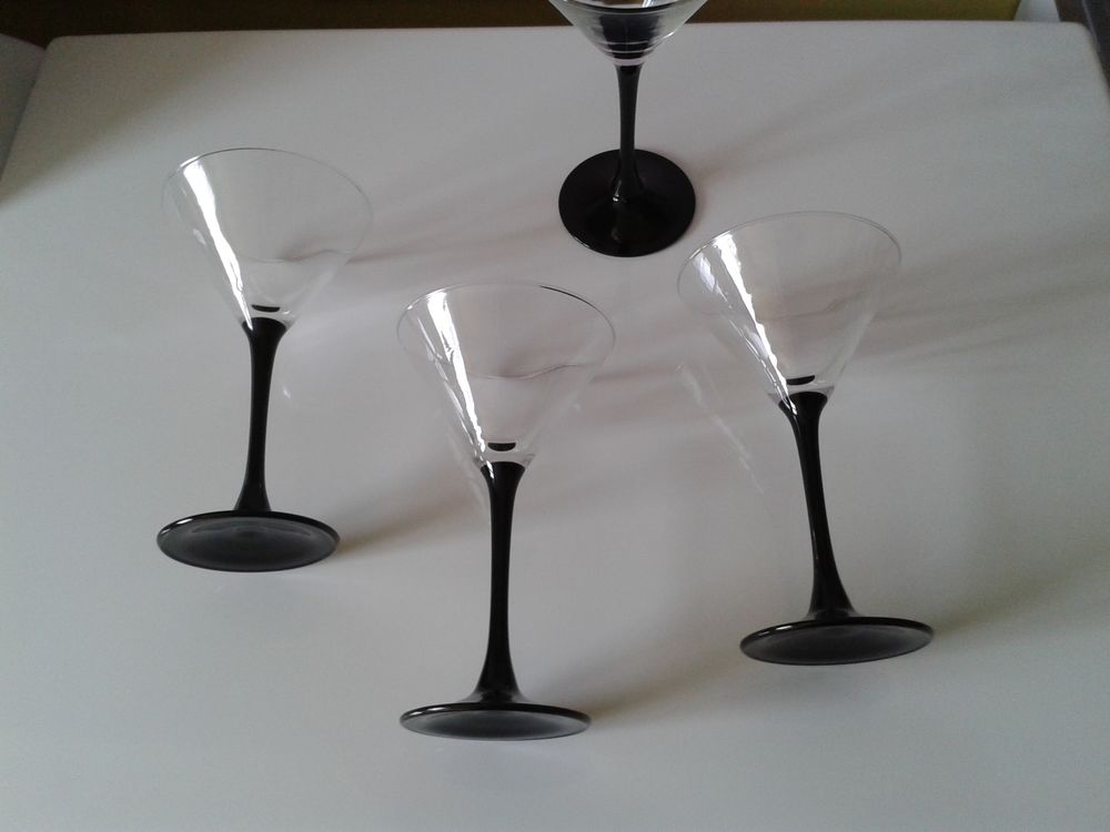 verres vintages neufs conique &agrave; pieds noirs Cuisine