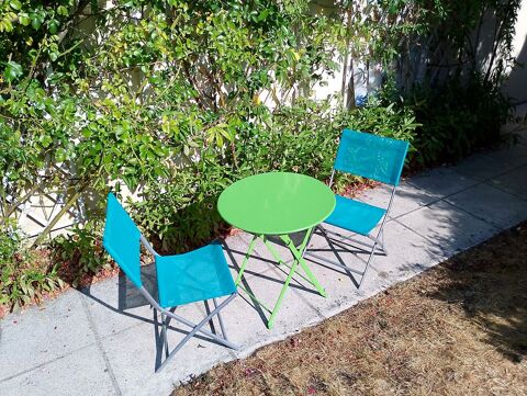 Table et deux chaises pliables Larmor-Baden (56)