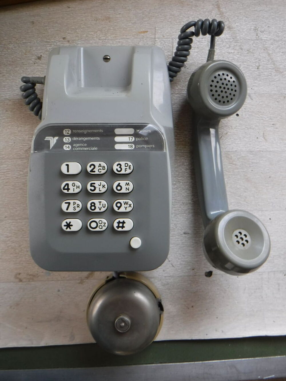 T&eacute;l&eacute;phone gris &agrave; touches mural Décoration