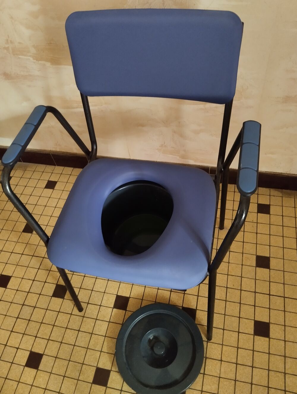 Chaise perc&eacute;e neuve jamais servi Meubles