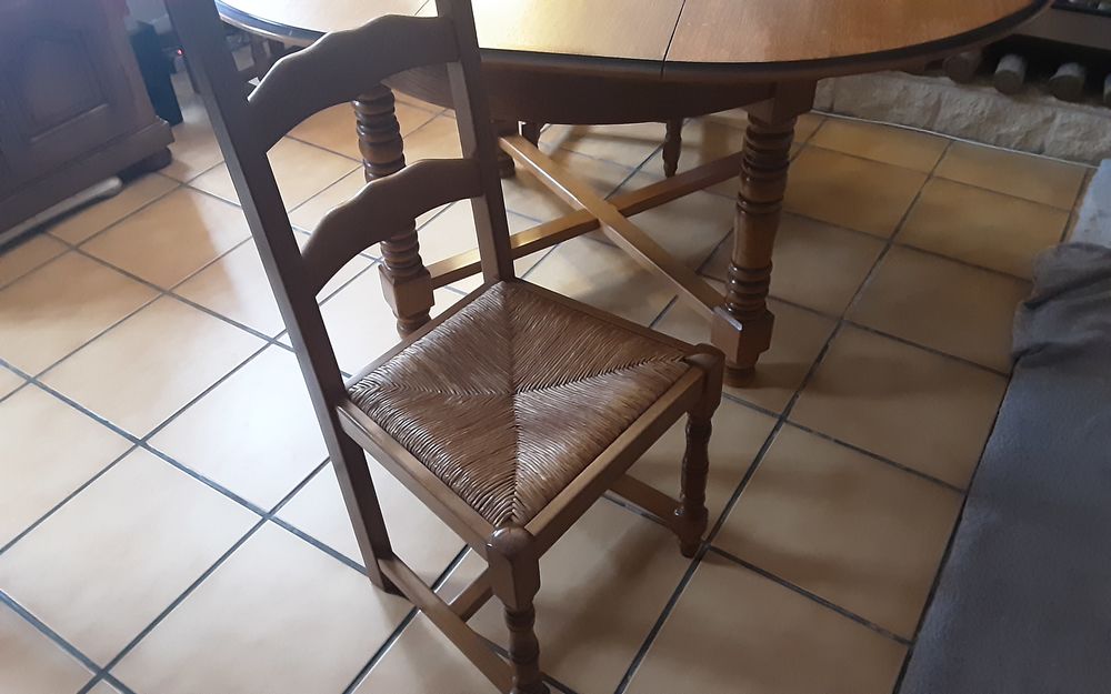 Table ronde de 120cm et 4 chaises Meubles
