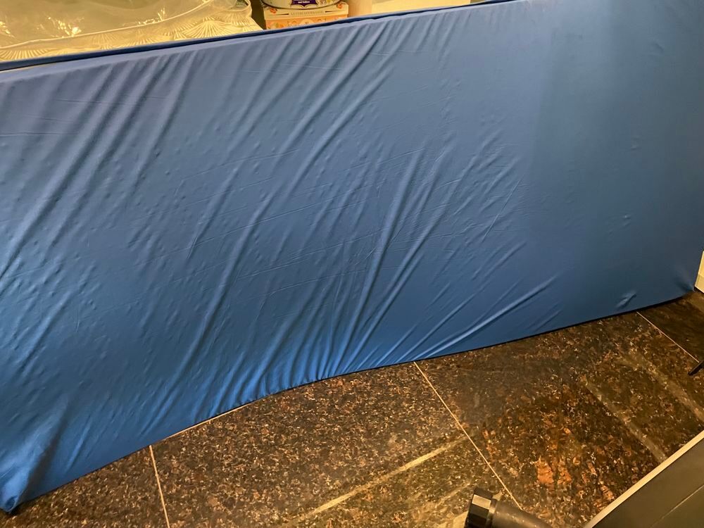 Matelas avec housse bleue Meubles