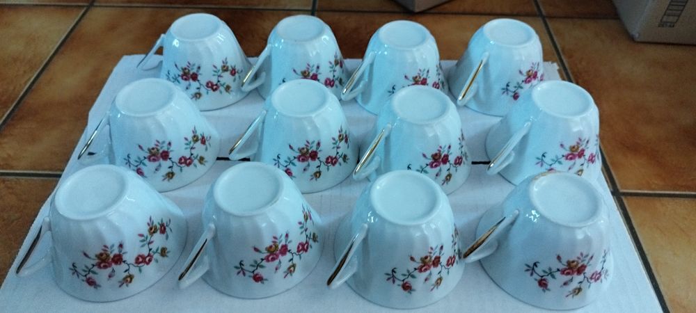 12 tasses en faience/ann&eacute;es 70/vintage Décoration