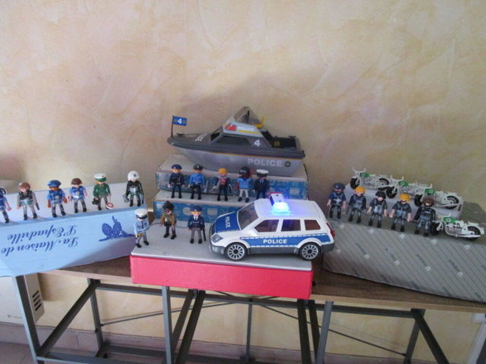 LOT PLAYMOBIL VOITURE +BATEAU+PERSONNAGES POLICE Jeux / jouets