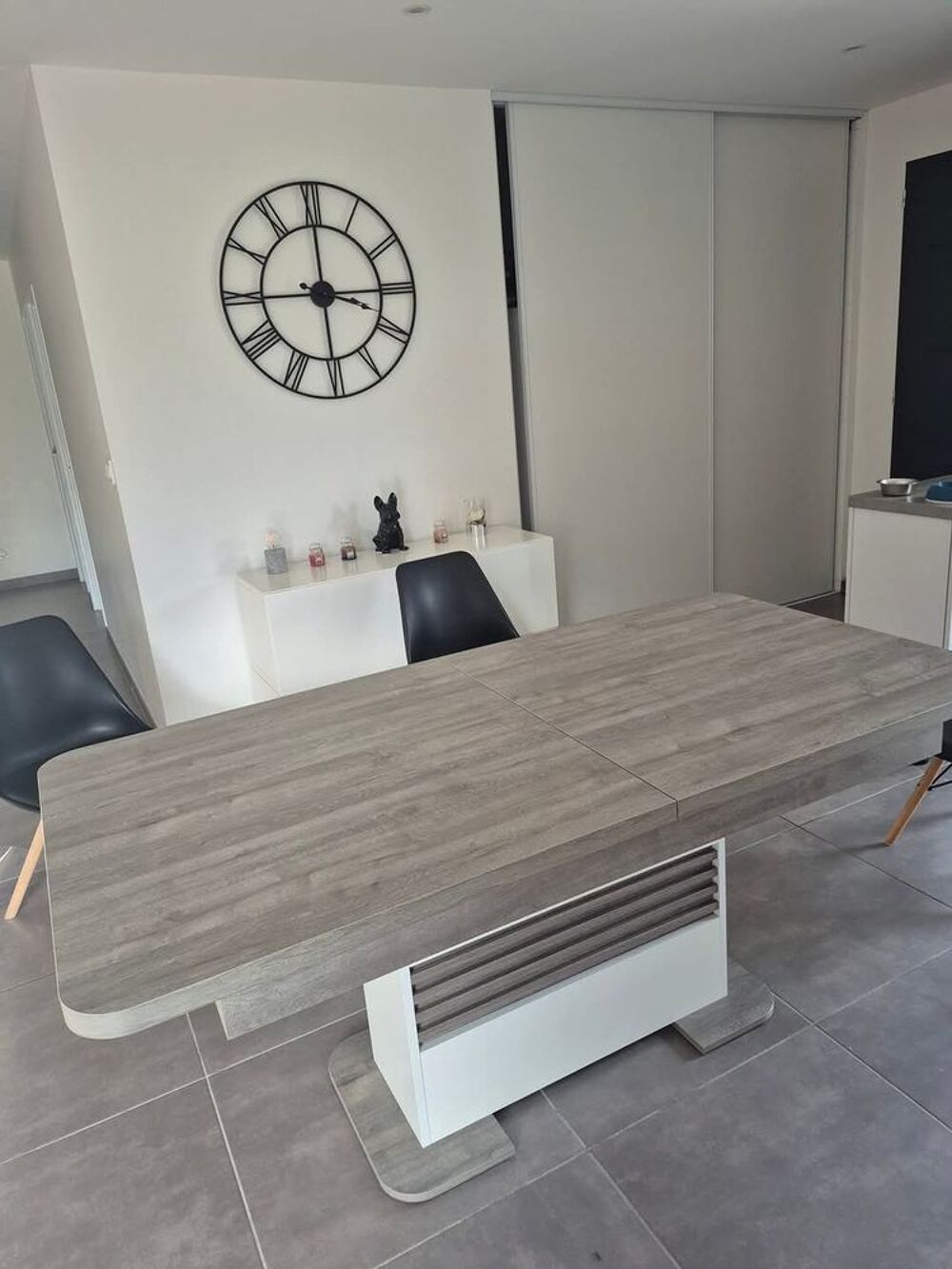 Table &agrave; manger de tr&egrave;s bonne qualit&eacute; Meubles