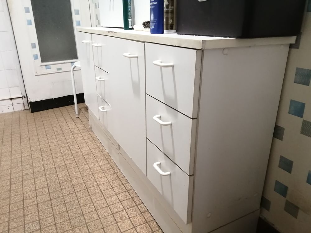meuble salle de bains, rangement, miroir avec &eacute;clairage. Meubles