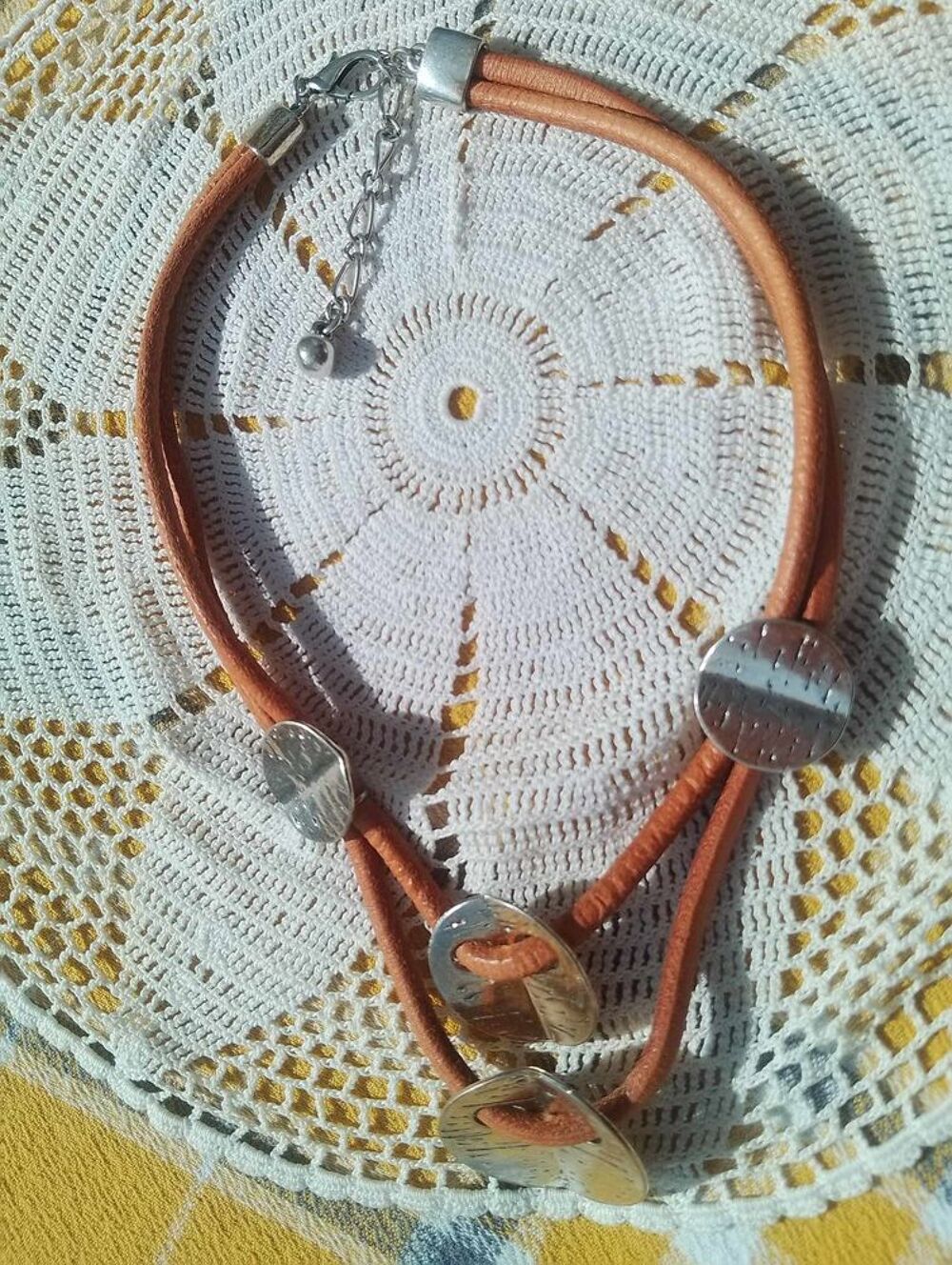 Collier Pendentif Fantaisie R&eacute;glable Mont&eacute; sur 2 Rangs Cuir Bijoux et montres