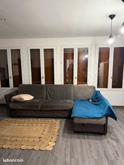 Canape lit en velours convertible - bon �tat
600 Brunoy (91)