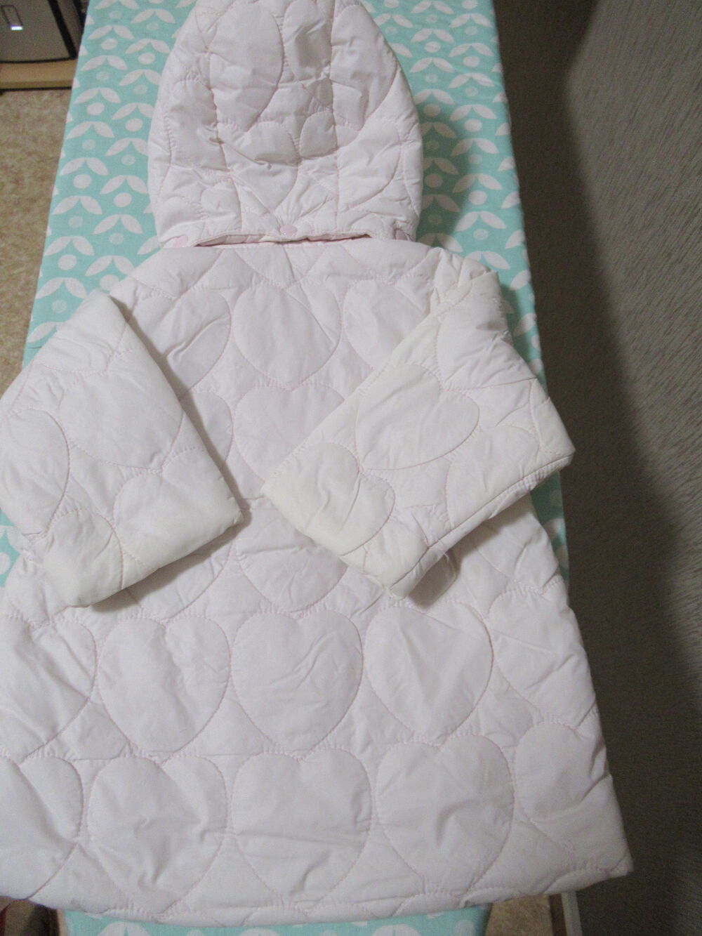 Doudoune rose p&acirc;le &agrave; capuche taille 6 mois Vtements enfants