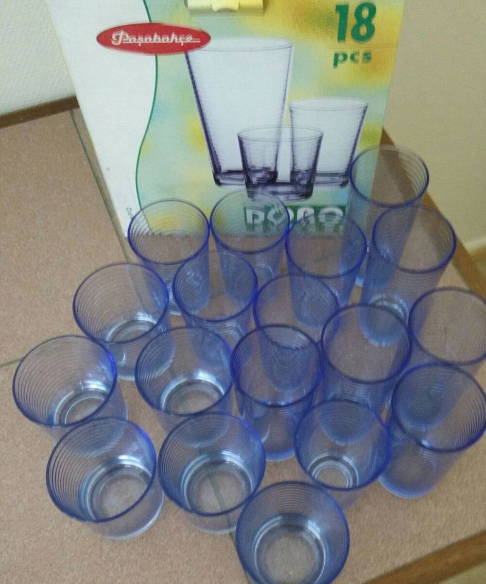 lots de 18 verre bleu en 3 niveaux PACABAHCE neuf Cuisine
