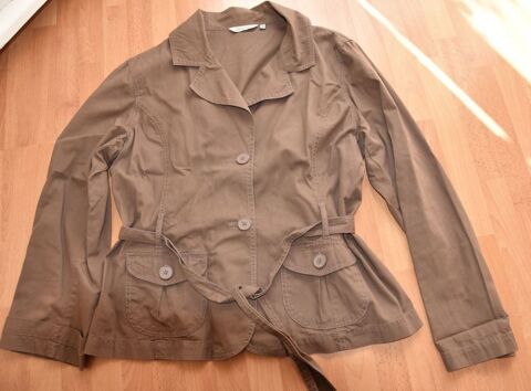 Veste couleur caf�.  Taille 48.  Etat Neuf jamais port�e. 15 Gujan-Mestras (33)