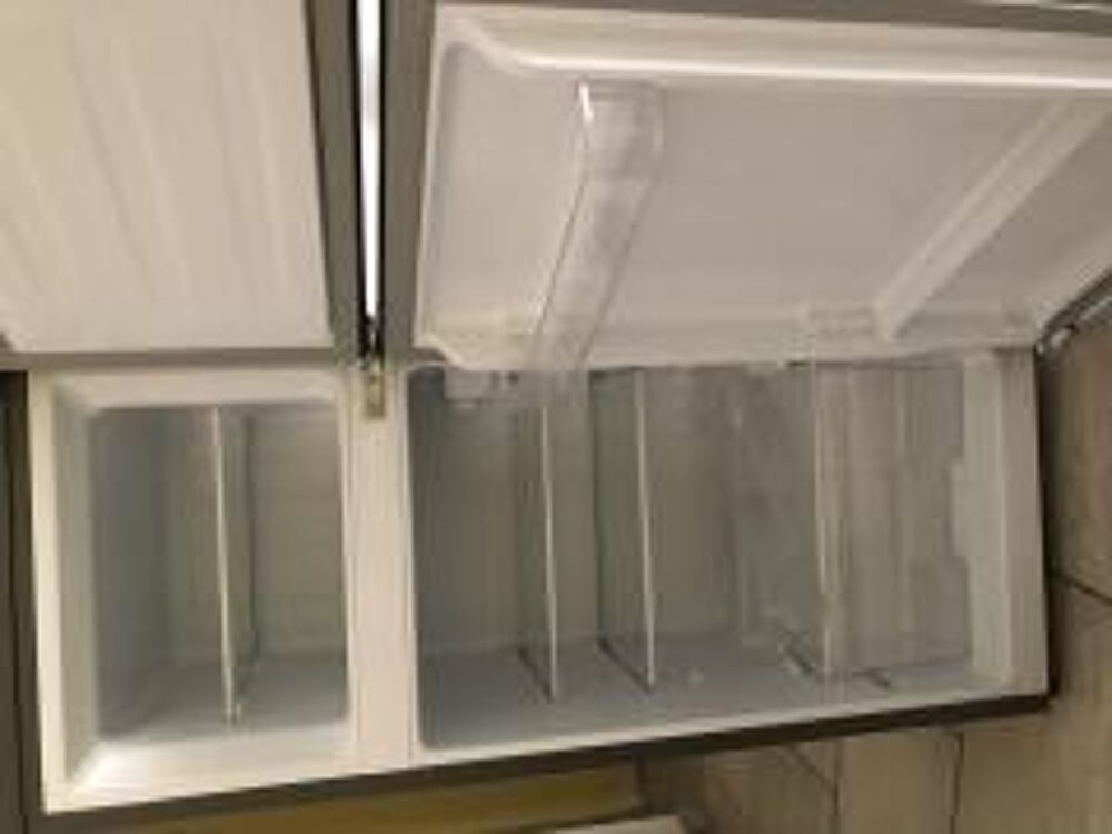 R&eacute;frig&eacute;rateur avec cong&eacute;lateur ayant peu servi
Electroménager