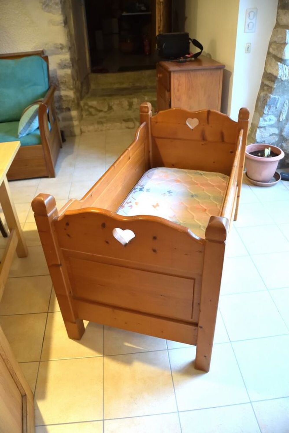 Lit b&eacute;b&eacute; bois pin massif Mobilier enfants