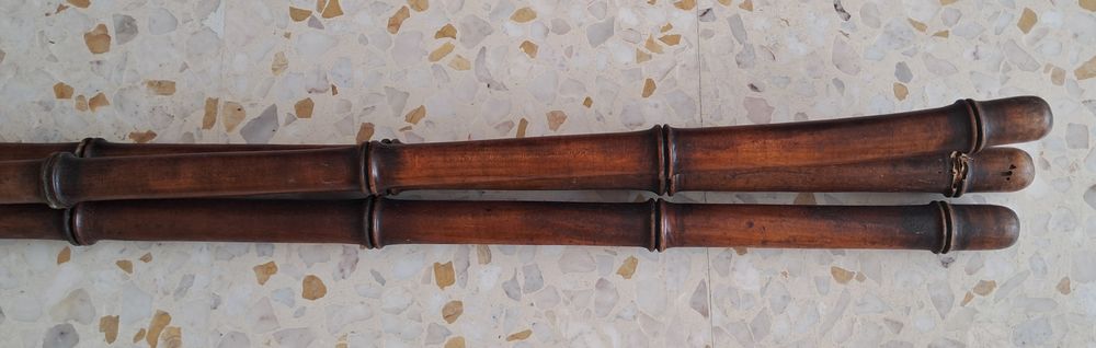 ancien trepied vintage en bois tourn&eacute; 
Décoration